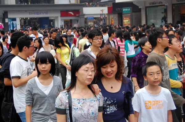 Folle Turisti Residenti Locali Passeggiano Davanti Negozi Negozi Sulla Strada — Foto Stock