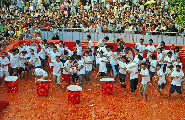 Chinese Jongeren Gooien Tomaten Tijdens Een Tomaten Gevecht Het 2De — Stockfoto
