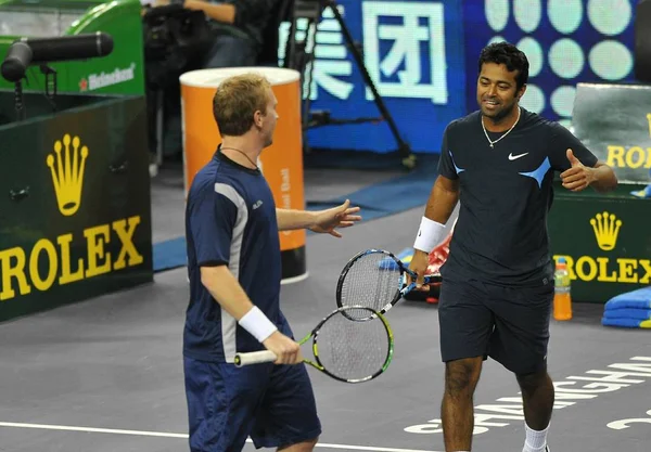 上海で Atp テニスのマスターズ カップ 2008 のダブルスの試合でカナダのダニエル ネスターとセルビアのネナド Zimonjic にチェコ インドのリアンダー — ストック写真