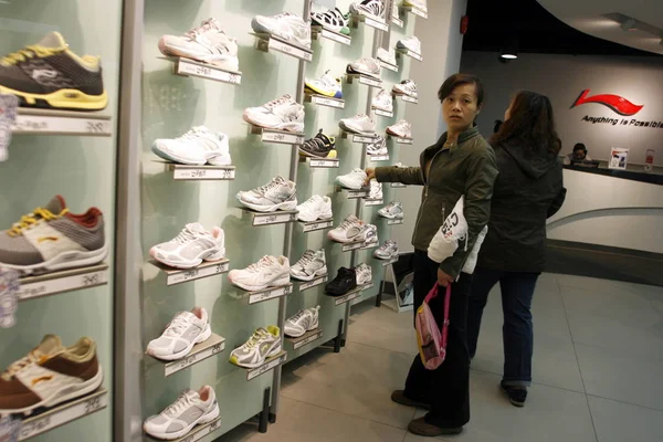 Para Pembeli Cina Membeli Sepatu Dan Sepatu Olahraga Sebuah Toko — Stok Foto