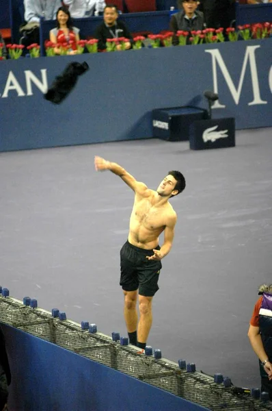 Novak Djokovic Serbii Rzuca Jego Koszulkę Publiczności Aby Świętować Swoje — Zdjęcie stockowe