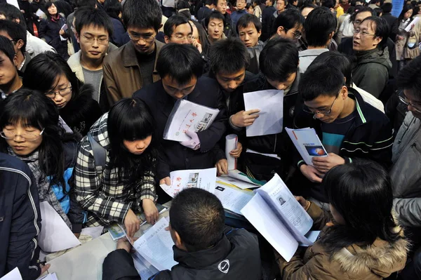 Estudiantes Universitarios Graduados Chinos Buscan Empleo Una Feria Empleo Ciudad — Foto de Stock