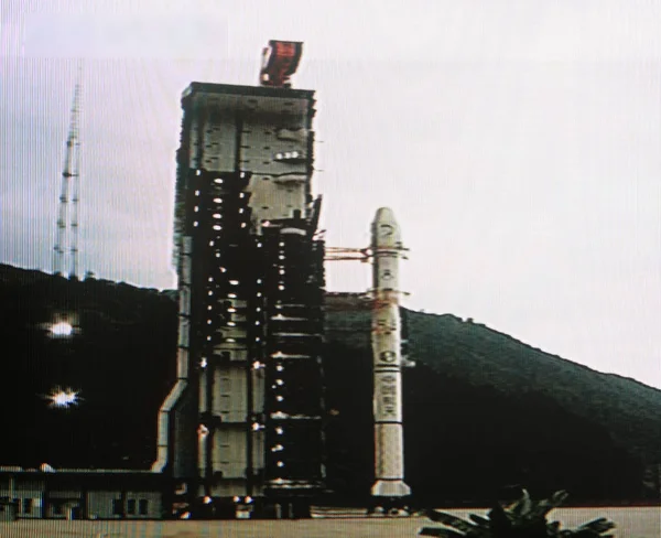 テレビグラブは 2007年10月24日 中国南西部の四川省西昌衛星打ち上げセンターで爆発する準備ができているChange I月周回衛星を搭載した長い3月のロケットCz 3Aを示しています — ストック写真
