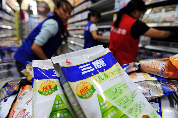 Kínai Szupermarketek Munkavállalók Eltávolítása Zsák Sanlu Tejport Polcokon Egy Szupermarket — Stock Fotó