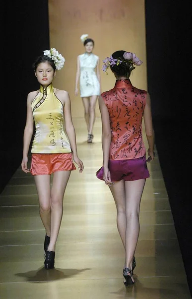 ファッションデザイナー ジェーン朱 ロジャー 陳印象によってショー アメリカのファッションショーでモデル パレードとナージャ 上海ファッション週 2008 年に上海では 2008 — ストック写真