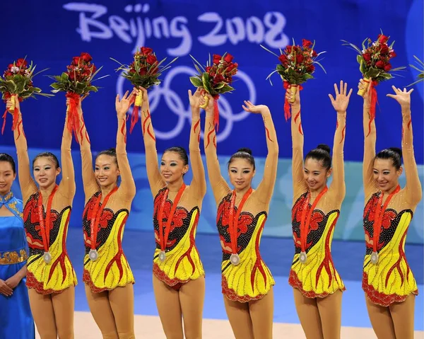 Chinesische Silbermedaillengewinner Feiern Während Der Siegerehrung Des Gruppen Mehrkampffinales Der — Stockfoto