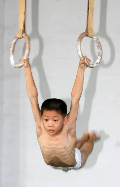 Chiński Chłopiec Praktyków Pierścienie Podczas Sesji Treningowej Szkole Sportowej Xuchang — Zdjęcie stockowe