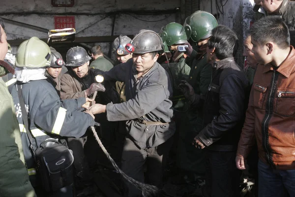 Ντόπιοι Πυροσβέστες Μεταφέρουν Νεκρό Σώμα Ανθρακωρύχου Στο Ανθρακωρυχείο Gaomendong Pingdingshan — Φωτογραφία Αρχείου