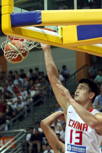 Chinas Yao Ming Sumerge Partido Baloncesto Contra Irán Fiba 2008 — Foto de Stock