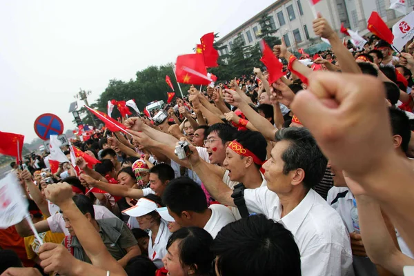 Folkmassor Kinesiska Folket Fira Himmelska Fridens Torg Innan Invigningen Peking — Stockfoto