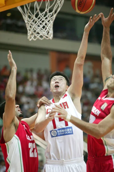 Chinas Ван Zhizhi Центр Конкурує Іранських Гравців Баскетбольний Матч Fiba — стокове фото