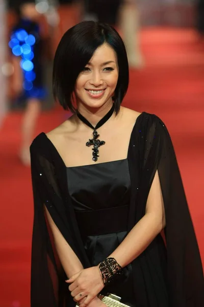 2007年12月9日 在上海举行的中国时装大奖前 日本女演员酒井纪子在红地毯上摆姿势 — 图库照片