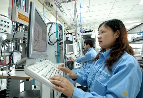 Trabalhadores Fábrica Chinesa Operam Computadores Fábrica Nanjing Ericsson Panda Communications — Fotografia de Stock