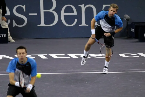 Daniel Nestor Canada Vordergrund Und Markieren Kenntnisse Bahamas Hintergrund Konkurrieren — Stockfoto