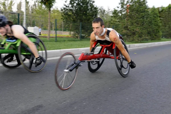 Les Athlètes Paralympiques Étrangers Conduisent Leurs Tricycles Lors Une Séance — Photo