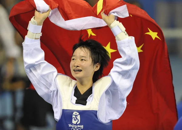 在北京 8年北京奥运会上 中国吴敬宇在北京 公斤级的北京奥运会上夺得女子 公斤级跆拳道金牌后庆祝 — 图库照片