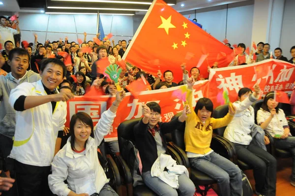 Chinese Students Wave National Flags Celebrate Launch Chinas Shenzhou Vii — Stock Photo, Image