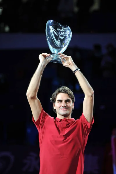 Roger Federer Aus Der Schweiz Hält Seine Meistertrophäe Während Des — Stockfoto