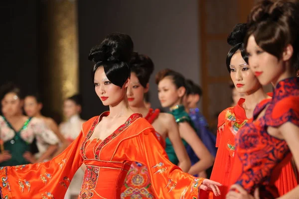 Parada Modelu Podczas Pokazu Mody Przez Dom Mody Chiński Tygrys — Zdjęcie stockowe