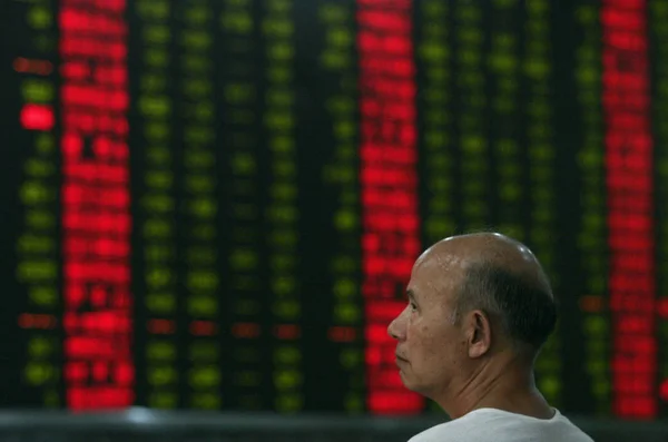 2008年8月11日 在中国中部湖北省武汉的一家证券交易所 一位中国投资者看着显示上证综指实时信息 价格上涨为红色 价格下跌为绿色 的大屏幕 — 图库照片