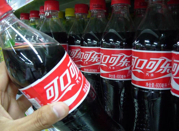 Vista Botellas Coque Coca Cola Venta Supermercado Ciudad Yichang Provincia —  Fotos de Stock