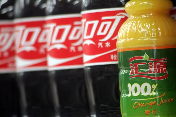 上海のスーパーマーケットで販売されているフイユアンオレンジジュースとコカ コーラのボトルの眺め 2008年9月4日 — ストック写真