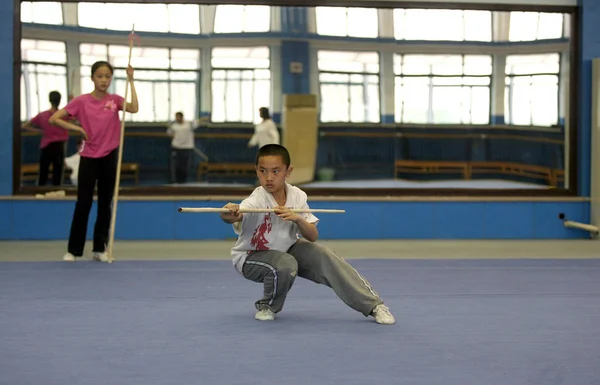 Chińskie Dzieci Praktykują Wushu Sztuki Walki Podczas Sesji Treningowej Beijing — Zdjęcie stockowe