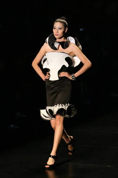 モデルは 中国ファッション週 2009 年北京で 2008 日中に中国デザイナー洞 Huaiguang で最新のファッションをパレードします — ストック写真