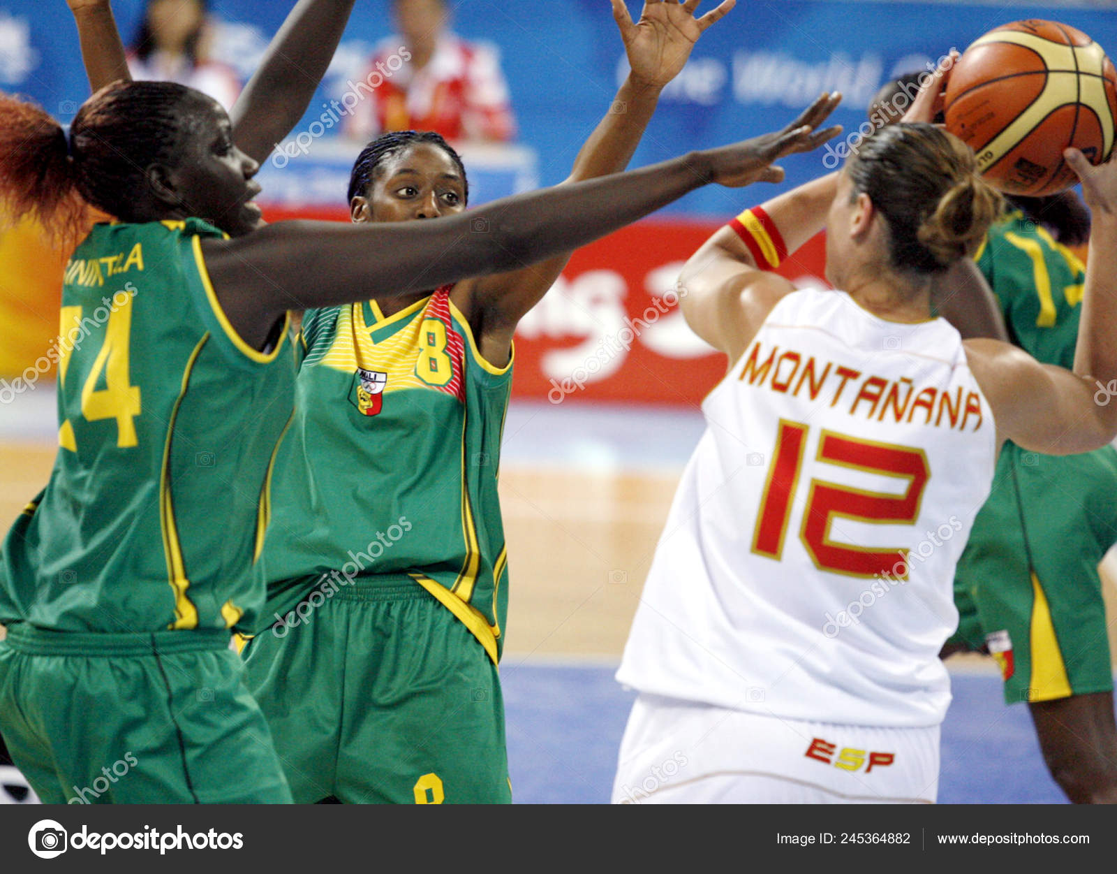 Anna Montanana D'espagne Droite Est Bloquée Par Aminata Sininta