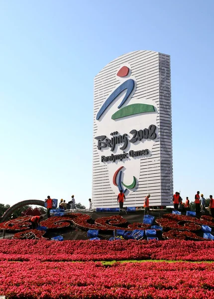 Trabajadores Chinos Decoran Base Frente Logo Gigante Los Juegos Paralímpicos — Foto de Stock
