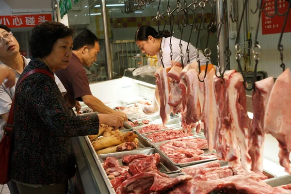 Китайські Покупці Купують Свинину Супермаркеті Чунцин Китай Жовтня 2008 — стокове фото
