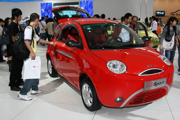 Los Visitantes Chinos Miran Chery Durante Exposición Internacional Automóviles China — Foto de Stock