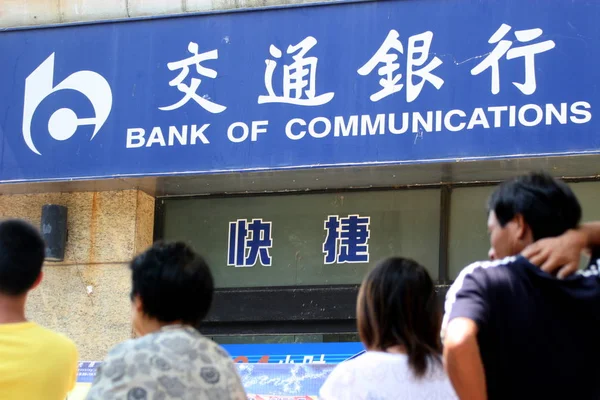 Ciudadanos Chinos Locales Pasan Por Una Sucursal Del Banco Comunicaciones —  Fotos de Stock