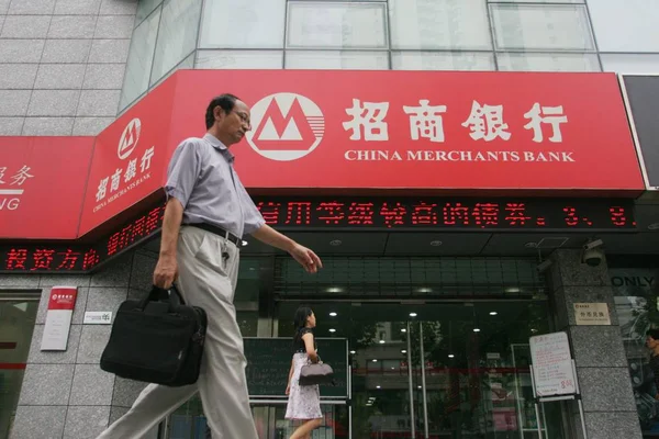 Fájl Egy Kínai Férfi Sétál Elmúlt Fióktelepe Kína Merchants Bank — Stock Fotó