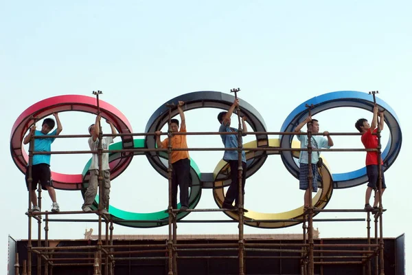 Les Travailleurs Chinois Construction Construisent Grand Emblème Olympique Cinq Anneaux — Photo