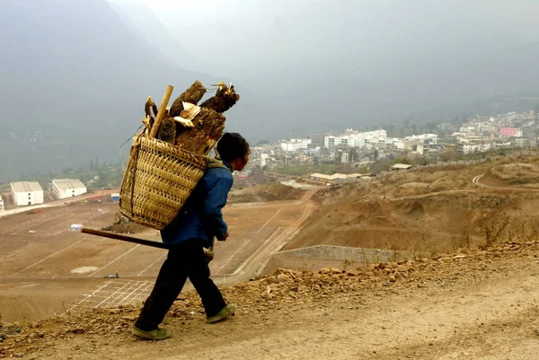 Ein Lokaler Chinesischer Dorfbewohner Geht Der Baustelle Des Wasserkraftwerks Xiluodu — Stockfoto