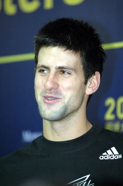 日曜日 2008 上海で Atp テニスマスターズ カップのシングルスの試合でアルゼンチンのフアンマルティンデルポトロを倒した後の記者会見の間にセルビアのノバク ジョコビッチ — ストック写真
