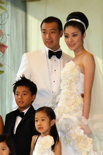 香港歌手兼女演员陈凯丽 与丈夫刘丽苏在香港举行的婚礼上摆姿势 2008年10月2日 — 图库照片