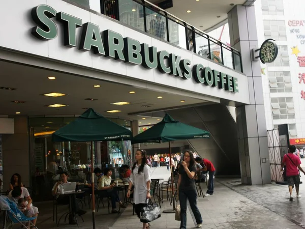 Kolemjdoucí Pěšky Kolem Kavárny Starbucks Čchung Čching Července 2008 — Stock fotografie