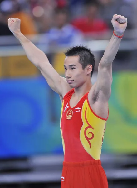 Chinas Xiao Qin Fejrer Efter Have Vundet Herre Pommel Horse - Stock-foto