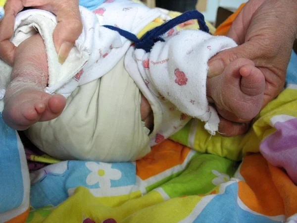 Uitzicht Een Baby Met Slechts Tenen Een Bureau Voor Kinderen — Stockfoto