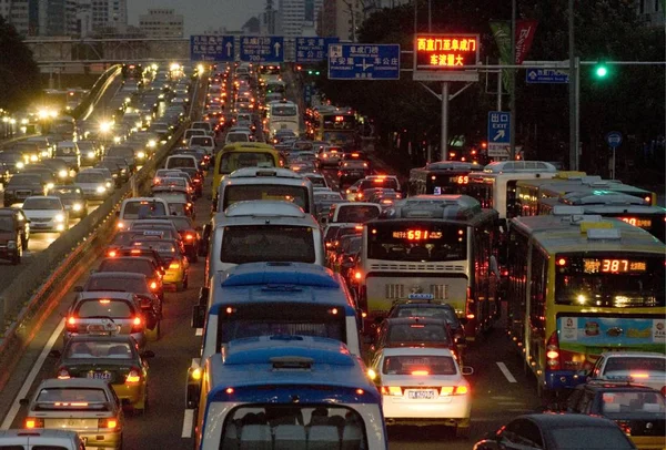 Nachtzicht Menigten Van Auto Bussen Tijdens Een Verkeersopstopping Peking China — Stockfoto