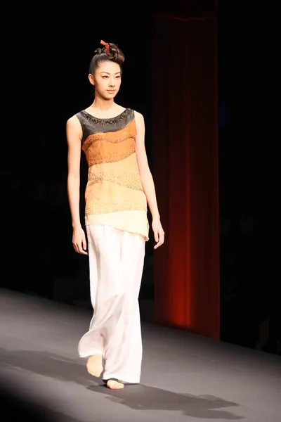 モデルは 中国ファッション週 2009 年北京で 2008 日に深セン リョウシ ファッションの家から Tangy スプリング — ストック写真