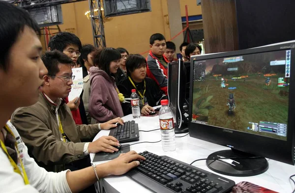 Китайські Відвідувачі Грають Онлайн Ігри Під Час Китайського Міжнародного Цифрового — стокове фото
