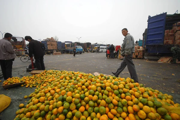 Des Oranges Invendables Touchées Par Rumeur Bad Orange Sont Jetées — Photo