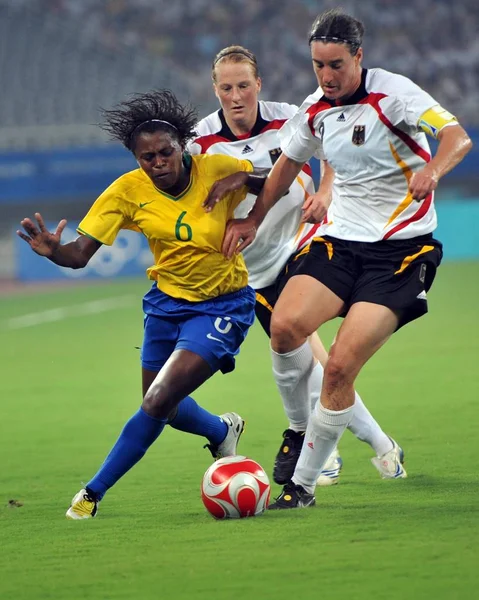 2008年8月18日 在上海足球场举行的北京2008年奥运会半决赛中 巴西梅康 与德国选手比尔吉特 普林斯竞争 — 图库照片