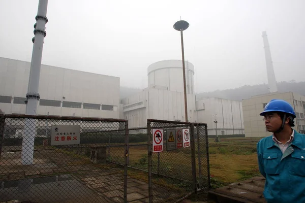 Chiński Pracownik Cnnc Qinshan Nuclear Power Ltd Patrzy Przed Reaktora — Zdjęcie stockowe