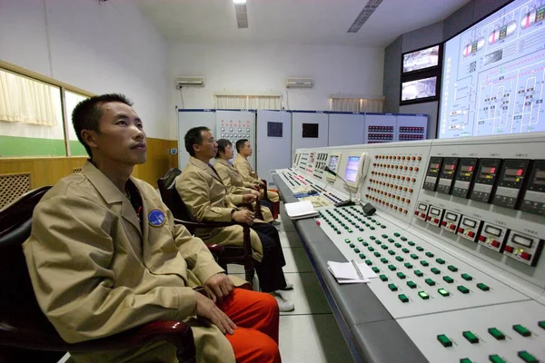 Trabalhadores Chineses Abastecimento Combustível Monitoram Operação Sistema Abastecimento Combustível Centro — Fotografia de Stock