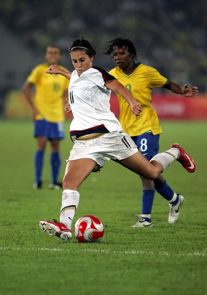 2008年8月21日 在北京工人体育场 我们的卡莉 劳埃德在北京2008年奥运会女子足球对阵巴西的决赛中踢皮球 — 图库照片