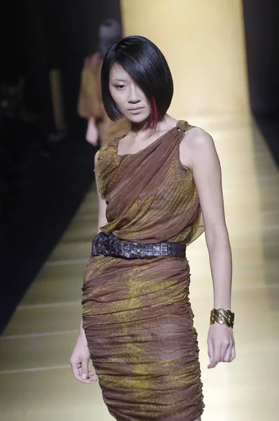 2008年11月3日 在上海复兴公园举行的2008年上海时装周期间 拉罗什时装秀上举行模特游行 — 图库照片